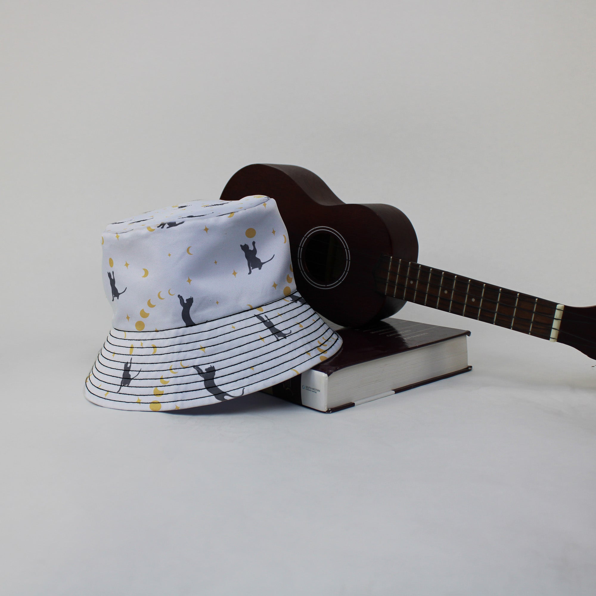 Episodic Cat Catching the Moon Bucket Hat - M - Grey Stitching - -